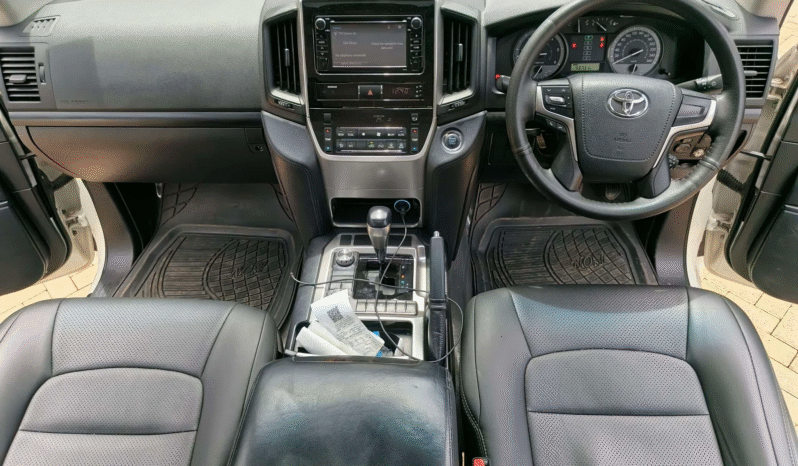 
								Toyota Land Cruiser full									